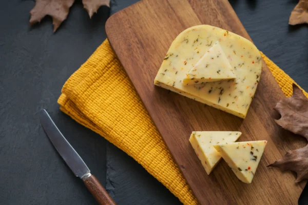 Kaas met tuinkruiden